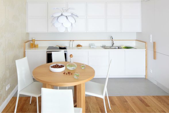 Kuhinja s drvenim stolom i podom