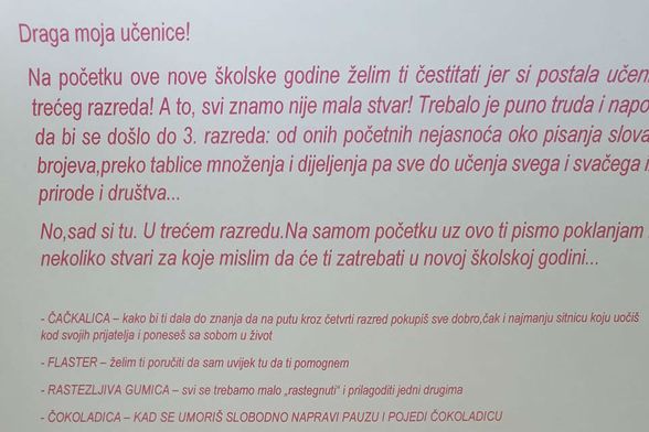 Učiteljica jedne osnovne škole u Rijeci poklonila je svojim đacima pismo i mali dar