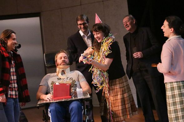 Predstava \'Lomeći valove\'