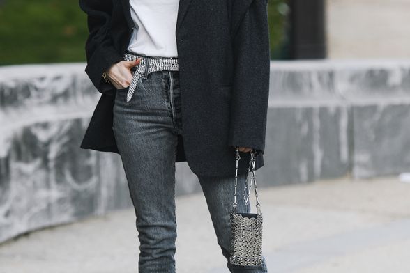 Žena u sivim trapericama