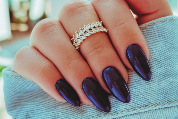 Manikura u boji borovnice