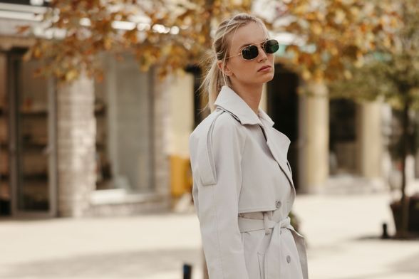 Svestrani korporativni modni komadi: Ove jeseni nosimo slojevite kombinacije neutralnih boja