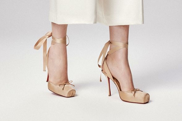 Louboutinov model Cassie Lace Up - 3