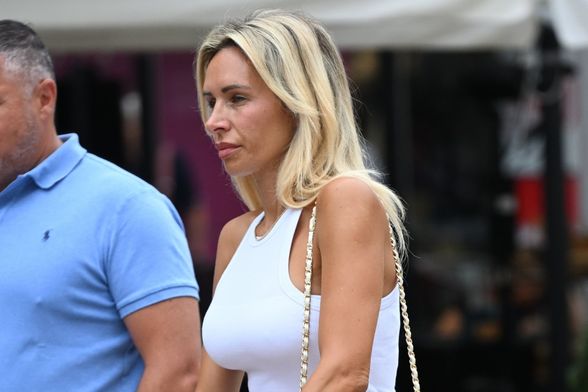 Ulična moda plavokosa dama u trapericama i bijeloj majici - 1