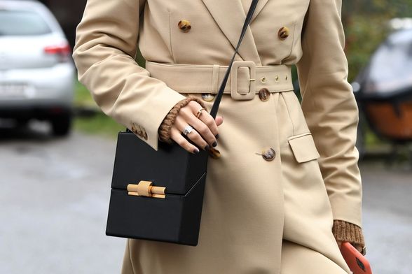 Baloner u bež boji i crna torba idealni su komadi za jesensku kapsulu