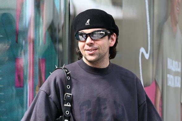 Mladić sa zagrebačke špice nosi efektnu torbicu i kaubojke