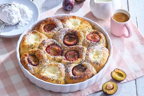 Kolač sa šljivama i sirom