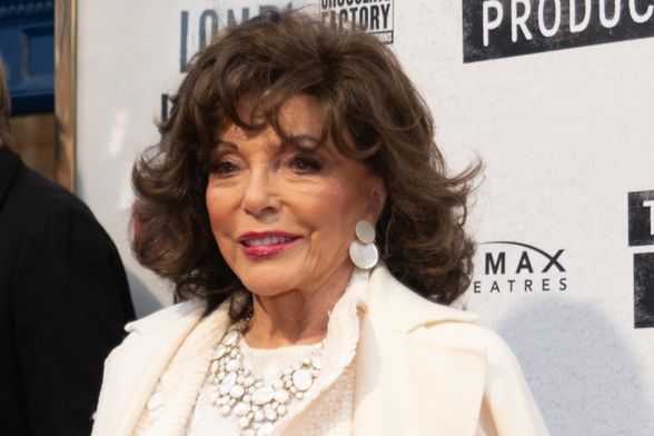 Joan Collins u bijelom izdanju na mjuziklu
