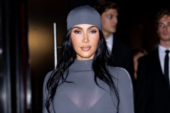 Kim Kardashian u prozirnom i uskom sivom kombinezonu