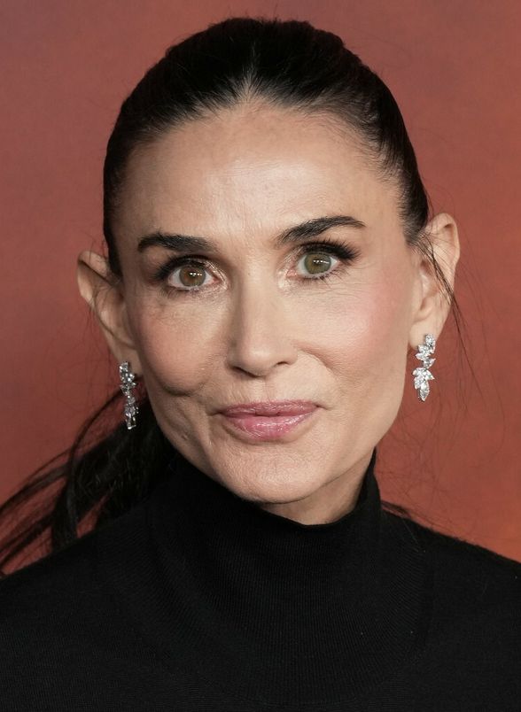 Demi Moore u suknji brenda Carolina Herrera na premijeri Landmana 2026. - 3