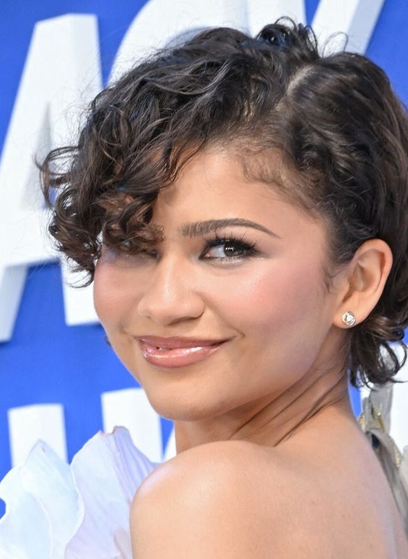 Stepenasto ošišane šiške nikad ne izlaze iz mode, a možete ih stilizrati i