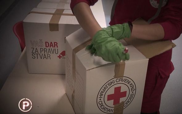 Otvaranje paketa Crvenog križa