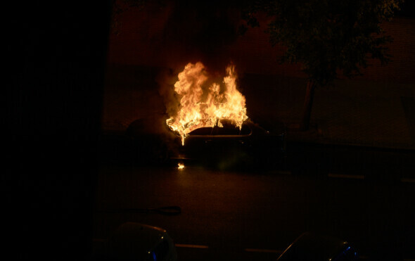 Burna noć: U jednoj zagrebačkoj četvrti zapalila su se tri automobila, policija izvijestila o ozlijeđenima