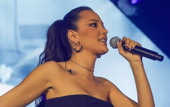 Aleksandra Prijović na koncertu u Varaždinu u elegantnom kombinezonu s daškom seksepila