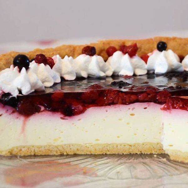 Kremasta fantazija: Recept za mileram-tortu sa šumskim voćem