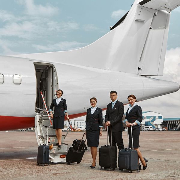 Stjuardese otkrivaju pet stvari koje "nikada" ne biste trebali naručiti u avionu