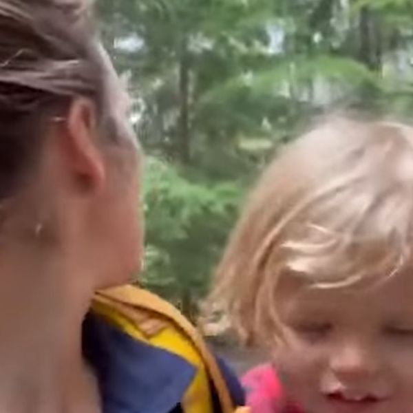 Medvjed ih prestrašio usred šetnje, tatina reakcija možda ih je sve spasila