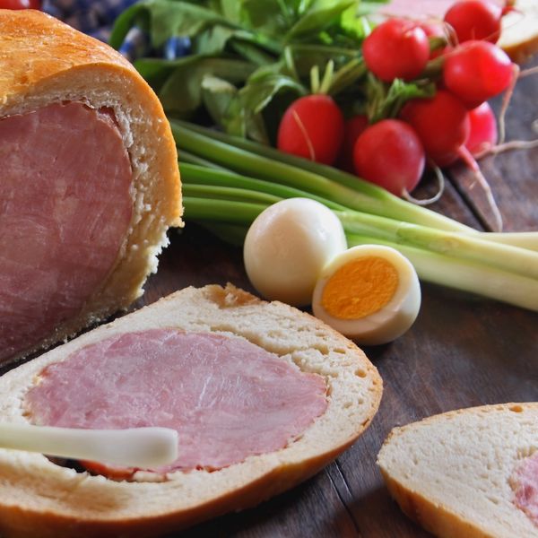 Šunka u kruhu: Donosimo recept za blagdanski klasik u mekanom ruhu