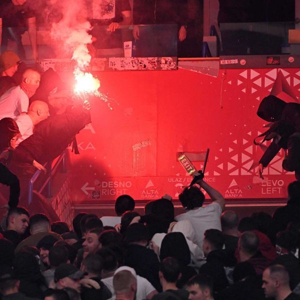 Kaos u Beogradu! Poruke o Zagrebu, Splitu i Tuđmanu obilježile kaotičan derbi