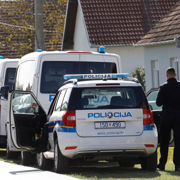 Krš i lom usred noći: Automobilom udario u tri kuće, parkirani auto i stup