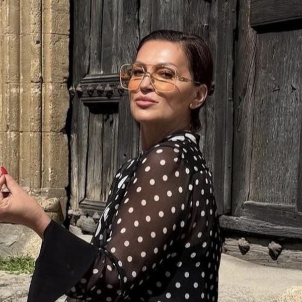 Nina Badrić u točkastoj haljini i bijelim štiklama