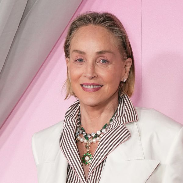 Sharon Stone u prugastom kompletu i bijelim cipelama
