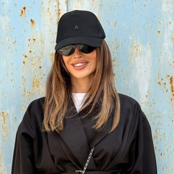 Severina u crnim visokim čizmama i oversized crnoj jakni