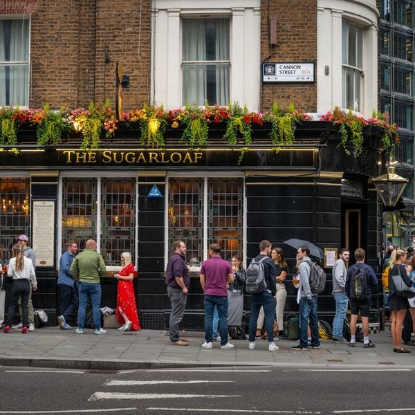 Kako se ponašati u britanskom pubu: nepisana pravila koja znaju svi - osim turista