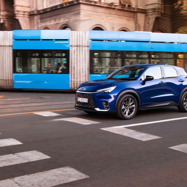 Oni koji cijene suptilan luksuz ovih dana biraju Lexus LBX s ratom od svega 280 eura mjesečno — i za to postoji puno dobrih razloga!