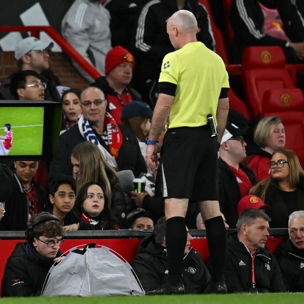 VIDEO Šok na Old Traffordu: Lisandro Martinez isključen zbog povlačenja kose