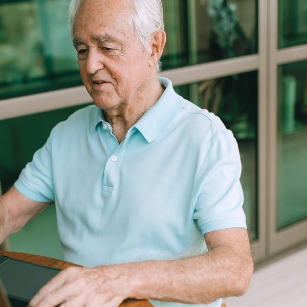 Ovom djedu treba zabraniti Facebook - zbog komentara mu se smije cijela regija