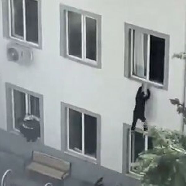 Strašna snimka: Učenici u Turskoj bježali od napadača i skakali kroz prozor