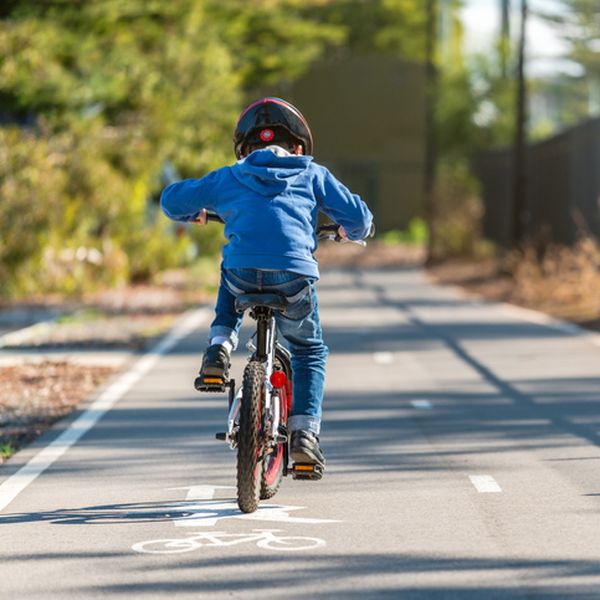 Vodič za proljetnu sezonu: Kako odabrati bicikl ili guralicu za dijete