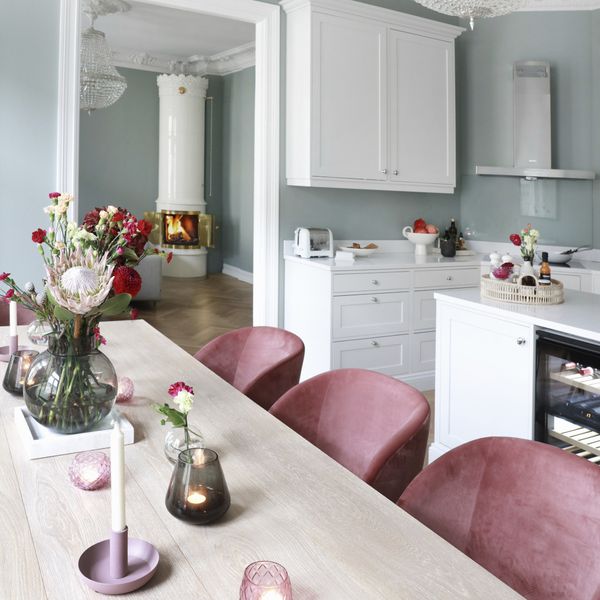 Stan sa "zaobljenom" kuhinjom i slikom ikone 90-ih u toaletu