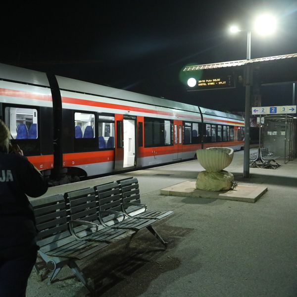 U naletu vlaka u Slavonskom Brodu smrtno stradale dvije osobe