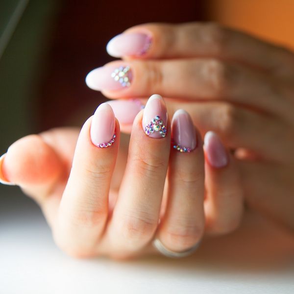 Proljetna manikura s kamenčićima je hit u 2026.
