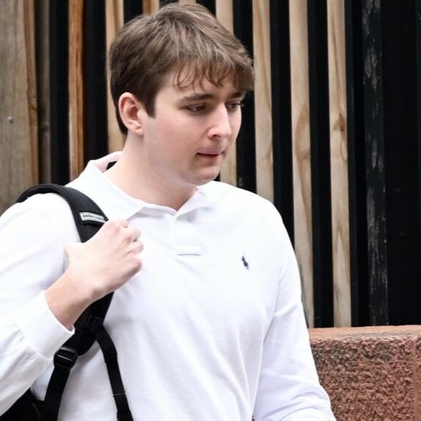 Zašto Barron Trump stalno nosi isti ruksak?