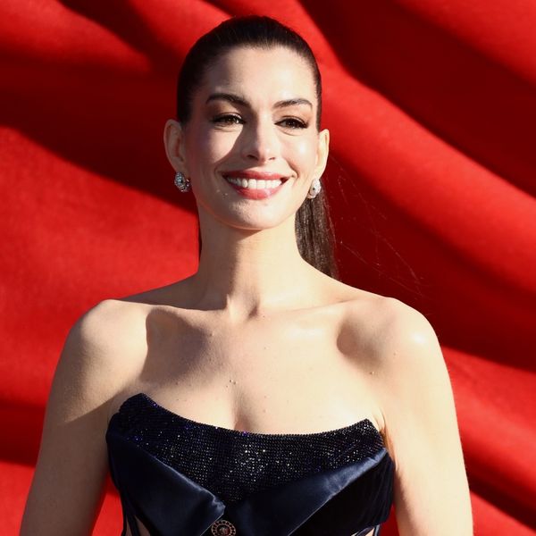 Anne Hathaway na londonskoj premijeri filma Vrag nosi Pradu 2 u Versace haljini