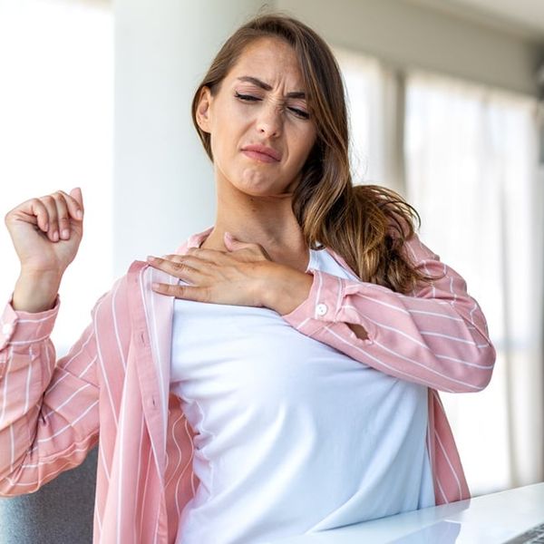 Bol u ramenu pri podizanju ruke: 12 najčešćih uzroka koje većina ljudi ignorira