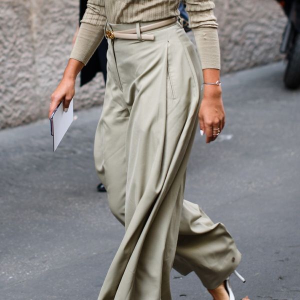 Plisirane hlače hit su proljeća 2026.