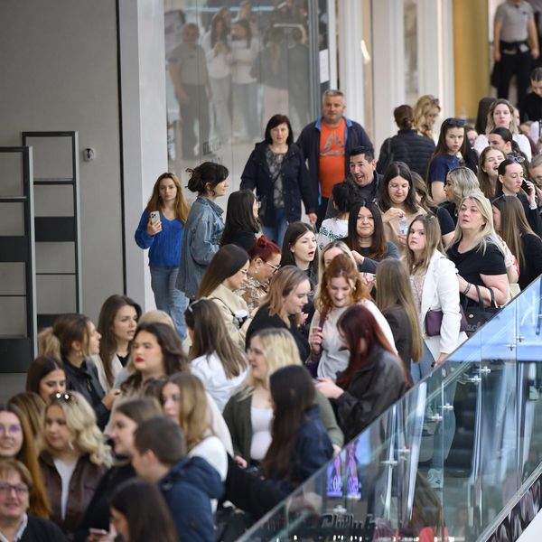 Hrvatice čekaju u redu na otvaranje Sephore