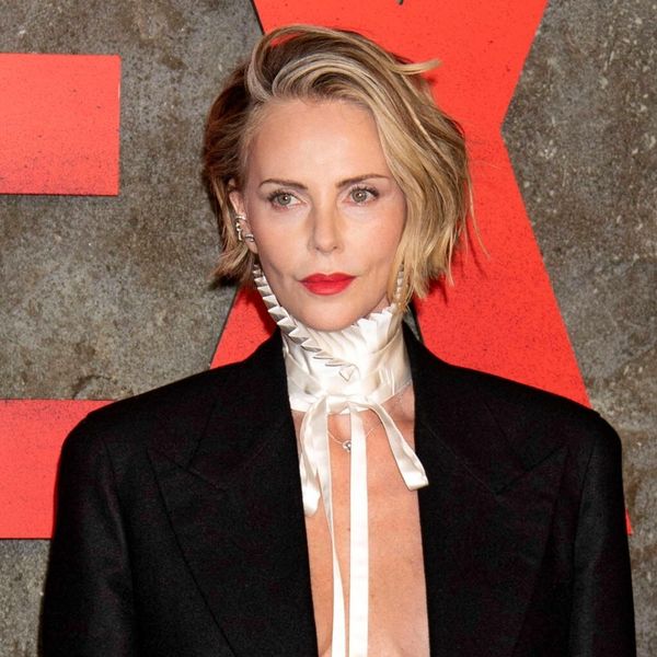 Charlize Theron u Dior odijelu na premijeri Apexa 2026.