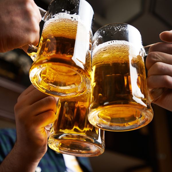 Pivski dugovi: Zašto lakše obećamo nego dogovorimo pivo?