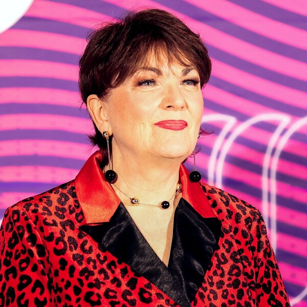 Zorica Kondža u crvenom sakou s leopardovim uzorkom