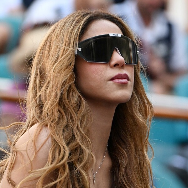 Shakira u tenisicama s platformom