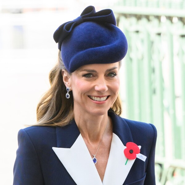 Catherine Middleton u tamnoplavoj kaput-haljini Alexander McQueen