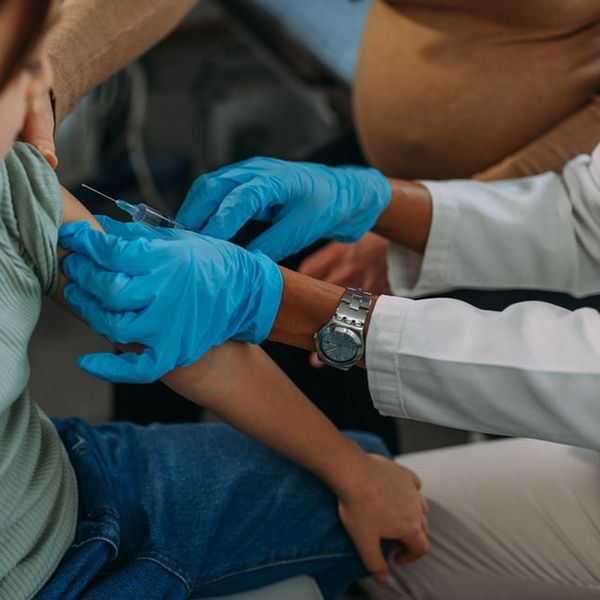 Je li cijepljenje djece obavezno? Ovo su kazne i posljedice koje bi svaki roditelj trebao znati