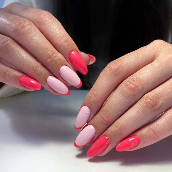 Odmak od klasike: Francuska manikura u bojama izgleda sjajno