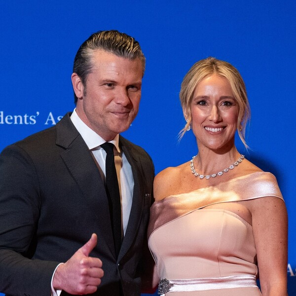 Jennifer Rauchet, supruga američkog ministra obrane, na svečanu večeru odjenula Temu haljinu