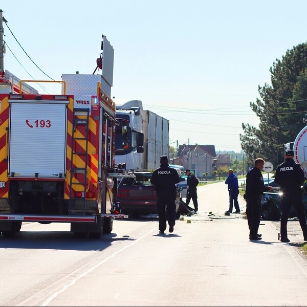 Automobil u sudaru odbačen na cisternu, jedna osoba poginula